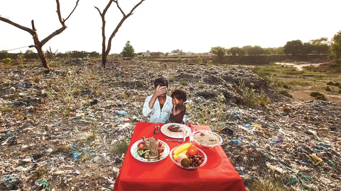 Projekt fotograficzny, z którego pochodzi zdjęcie, był realizowany w Uttar Pradesh i Madhya Pradesh, najbiedniejszych stanach Indii. Pokazuje skalę głodu w tym kraju w kontekście marnotrawienia żywności przez bogaty Zachód. / Fot. Alessio Mamo / REDUX / EAST NEWS