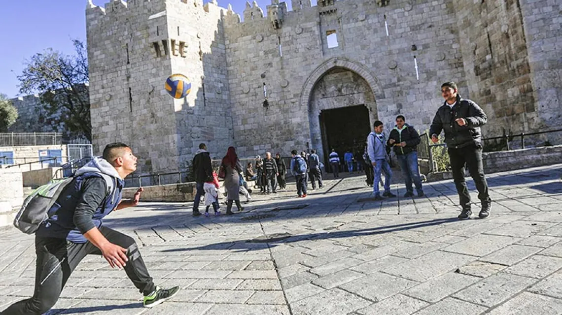 Młodzi Palestyńczycy na Starym Mieście w Jerozolimie, grudzień 2015 r. / Fot. Atef Safadi / EPA / PAP