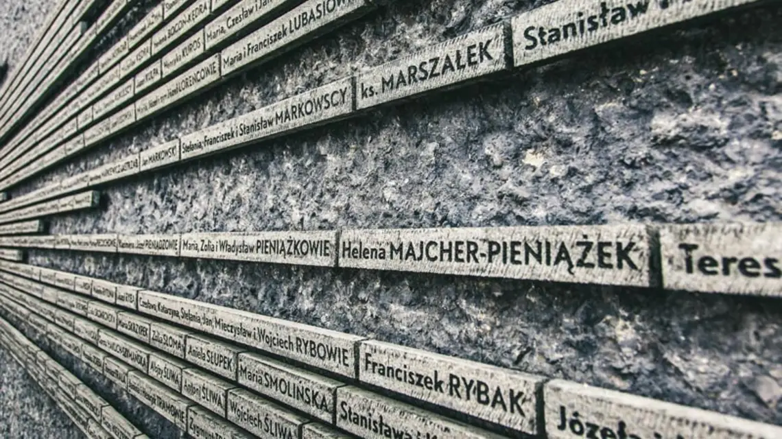 Ściana pamięci z nazwiskami Polaków, którzy ratowali Żydów. Markowa, marzec 2016 r. / Fot. Materiały Muzeum w Markowej