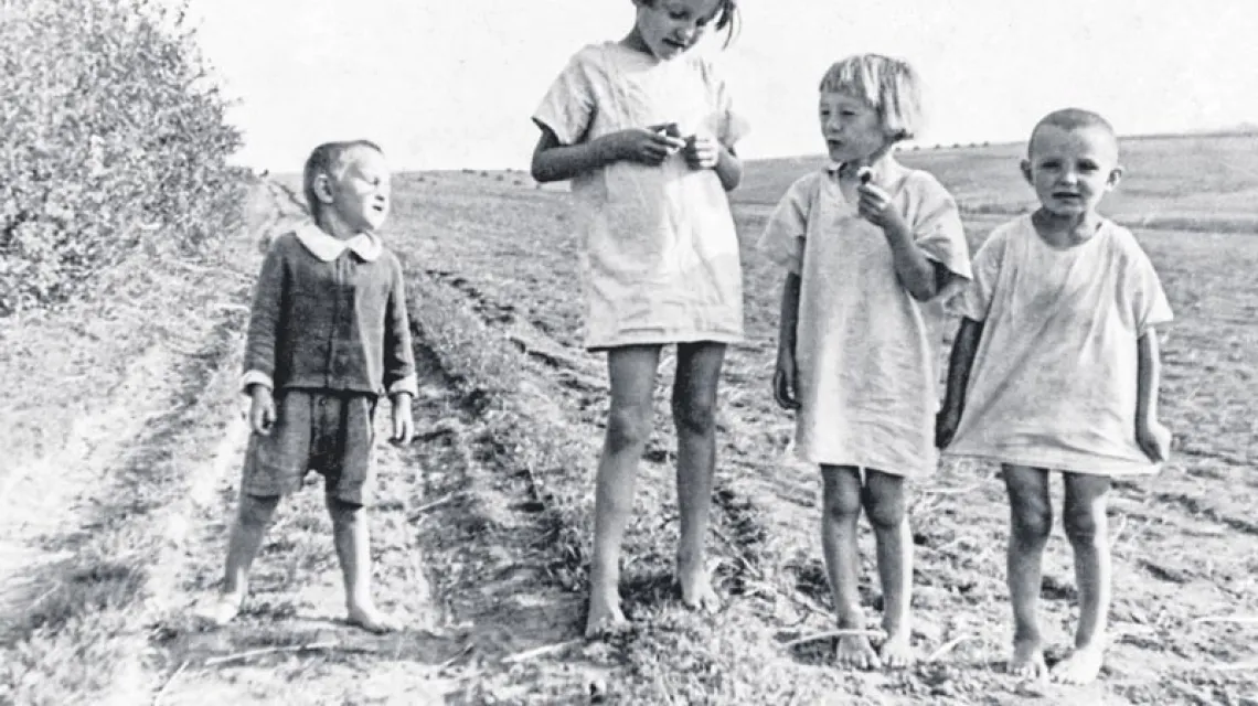 Dzieci Ulmów latem 1943 roku. Od lewej: Franek, Stasia, Basia i Władzio. / Fot. Fundacja Instytut Studiów Strategicznych