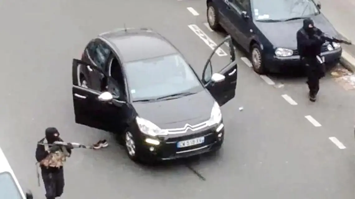Terroryści podczas ataku na redakcję magazynu „Charlie Hebdo”, Paryż, styczeń 2015 r. / Fot. Jordi Mir / AFP / EAST NEWS