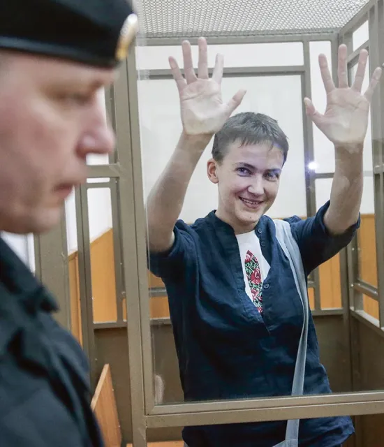 Nadia Sawczenko podczas rozprawy przed rosyjskim sądem. Donieck koło Rostowa, 21 marca 2016 r.  / Fot. Ivan Sekretarev / AP / EAST NEWS