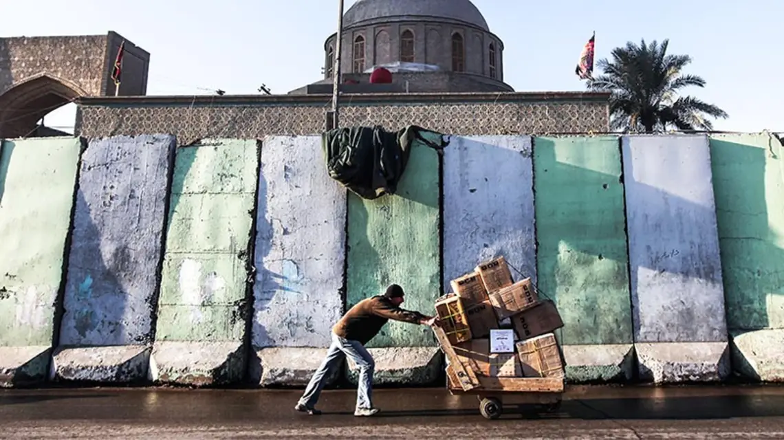 Przed kościołem w Bagdadzie, 2011 r. / Fot. Mario Tama / GETTY IMAGES