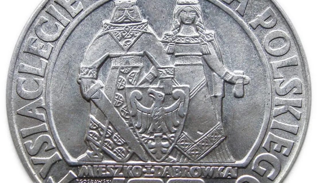 Mieszko i Dąbrówka. Srebrna moneta zaprojektowana przez Józefa Gosławskiego, 1966 r. / Fot. PESELL / WIKICOMMONS