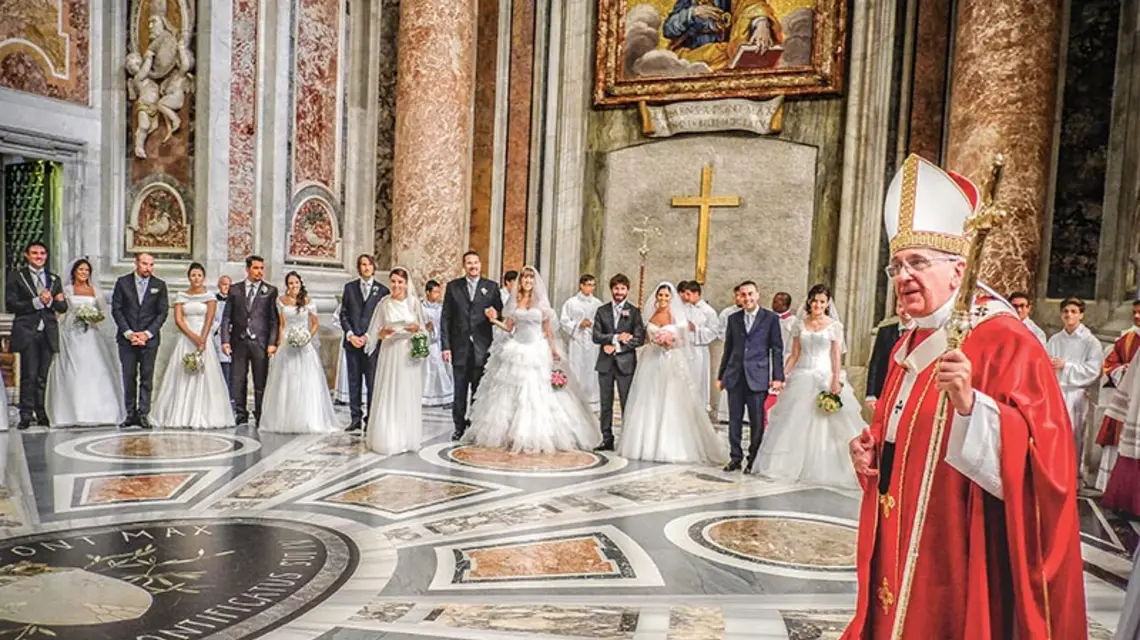 Franciszek błogosławi ślub dwudziestu par w bazylice św. Piotra. Watykan, wrzesień 2014 r. / Fot. Realy Easy Star / ALAMY LIVE NEWS / PAP