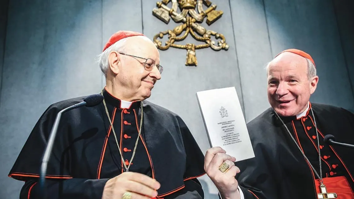 Kard. Lorenzo Baldisseri i Christoph Schönborn prezentują adhortację. Watykan, 8 kwietnia 2016 r. / Fot. Franco Origlia / GETTY IMAGES