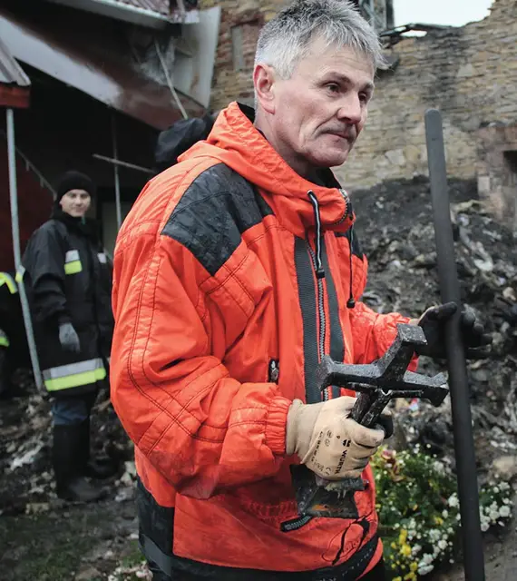 Ks. Józef Krawiec na pogorzelisku jednego z domów Wspólnoty „Barka”, okolice Strzelec Opolskich, październik 2014 r. / Fot. Andrzej Kerner / FOTO GOŚĆ / FORUM