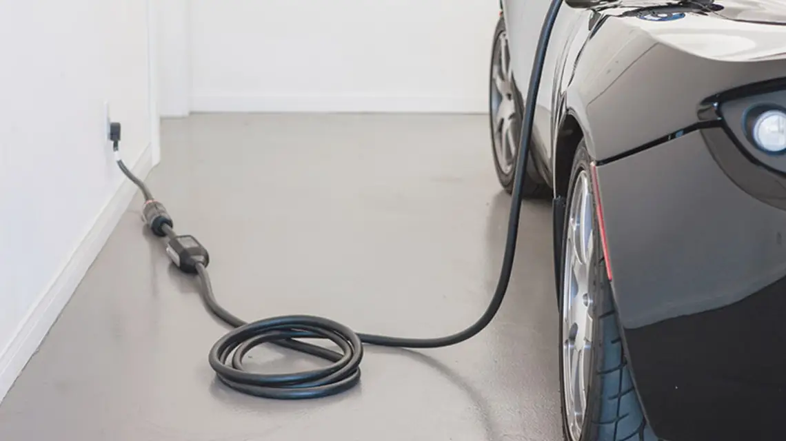 Tesla Roadster – sportowy samochód elektryczny firmy Elona Muska / Fot. Materiały prasowe