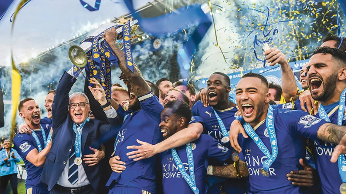 Leicester City (trener Claudio Ranieri w garniturze) świętuje sensacyjne mistrzostwo kraju, 7 maja 2016 r. / Fot. Michael Regan / GETTY IMAGES