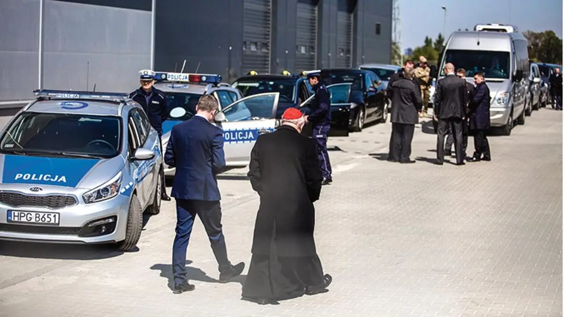 Burmistrz Wieliczki Artur Kozioł i kard. Stanisław Dziwisz wizytują Kampus Miłosierdzia w Brzegach k. Krakowa, 26 kwietnia 2016 r. / Fot. Andrzej Banaś / POLSKA PRESS / EAST NEWS