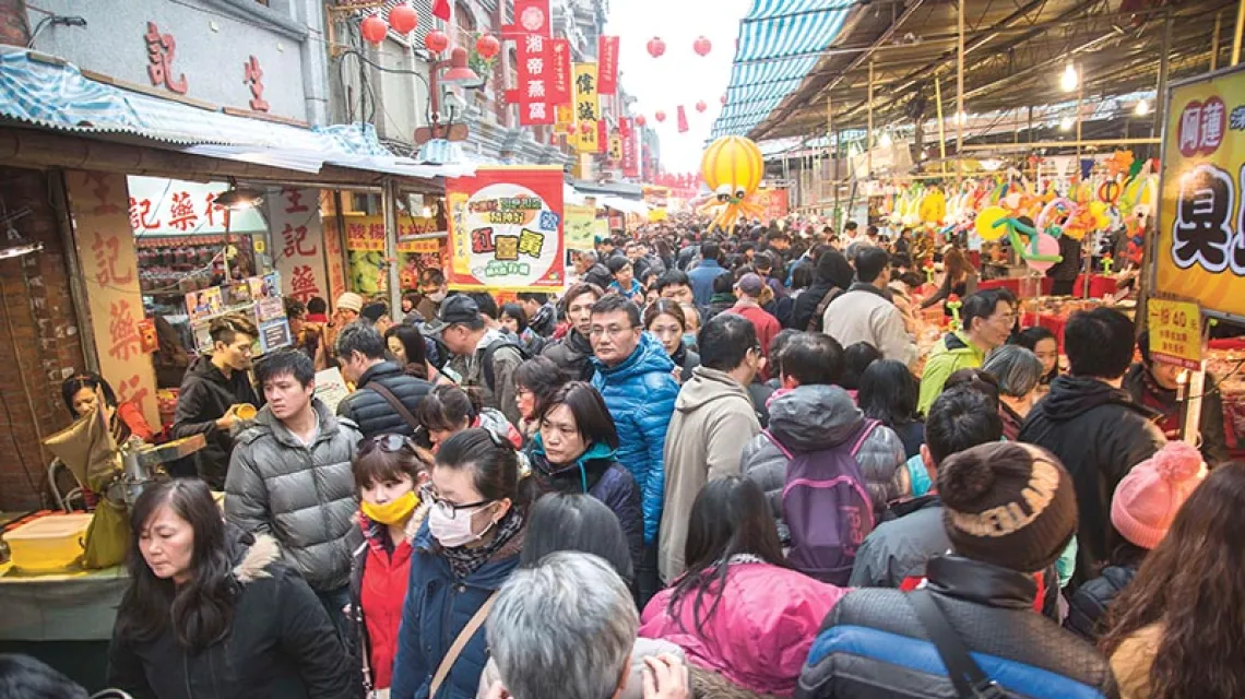 W przeddzień chińskiego Nowego Roku tradycyjny targ na ulicy Dihua jest zawsze pełen kupujących i turystów. Tajpej, 6 lutego 2016 r. / Fot. Craig Ferguson / GETTY IMAGES