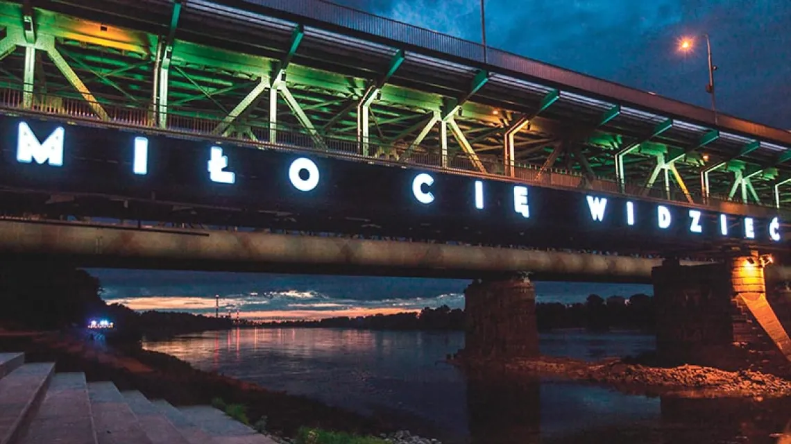 Neon na moście Gdańskim w Warszawie stworzony w ramach konkursu na symbol miasta otwartego na przybyszów, 2014 r. / Fot. Karol Serewis / EAST NEWS