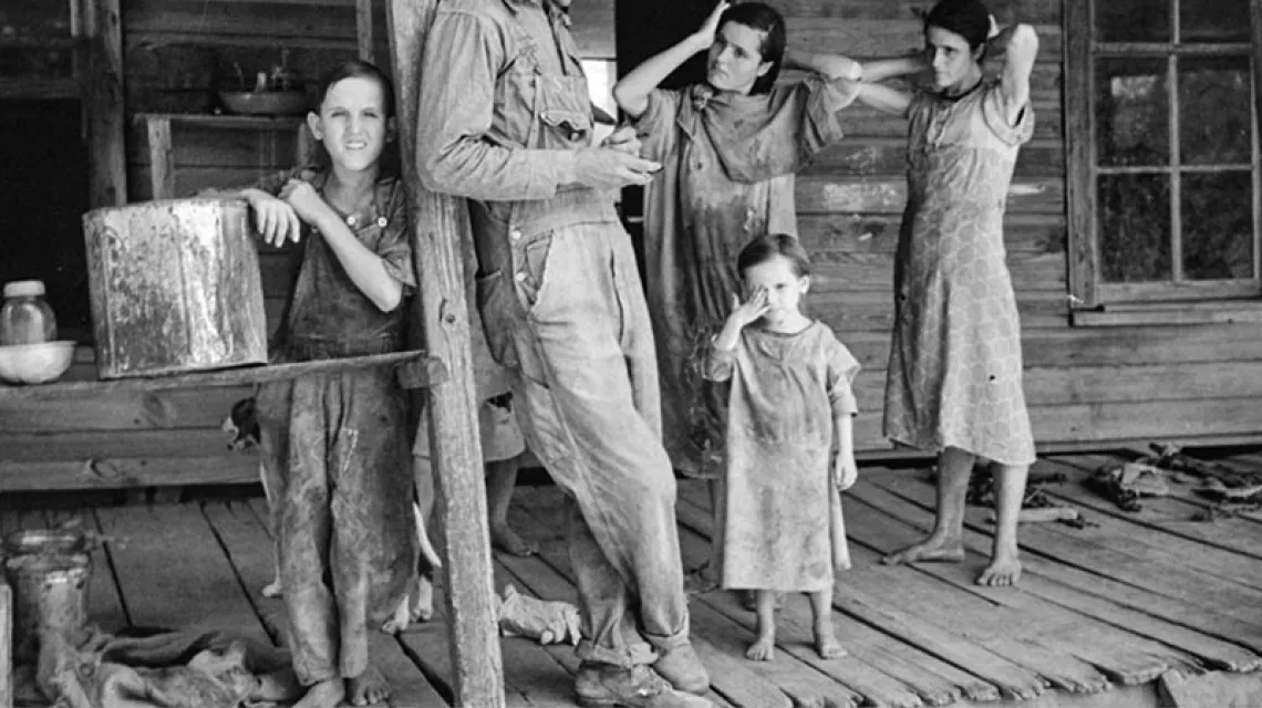 Floyd Burroughs z dziećmi, Hale County, Alabama, 1936 r.  / Fot. Evans Walker / LIBRARY OF CONGRESS 