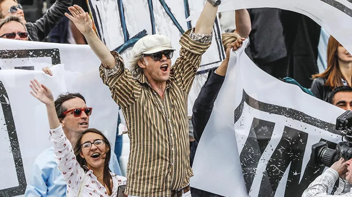 Bob Geldof ze zwolennikami pozostania Zjednoczonego Królestwa w UE – ich starcie z flotyllą kutrów rybackich demonstrujących za „Brexitem” prasa nazwała „Bitwą o Tamizę”. Londyn, 15 czerwca 2016 r. / Fot. Stefan Wermuth / REUTERS / FORUM