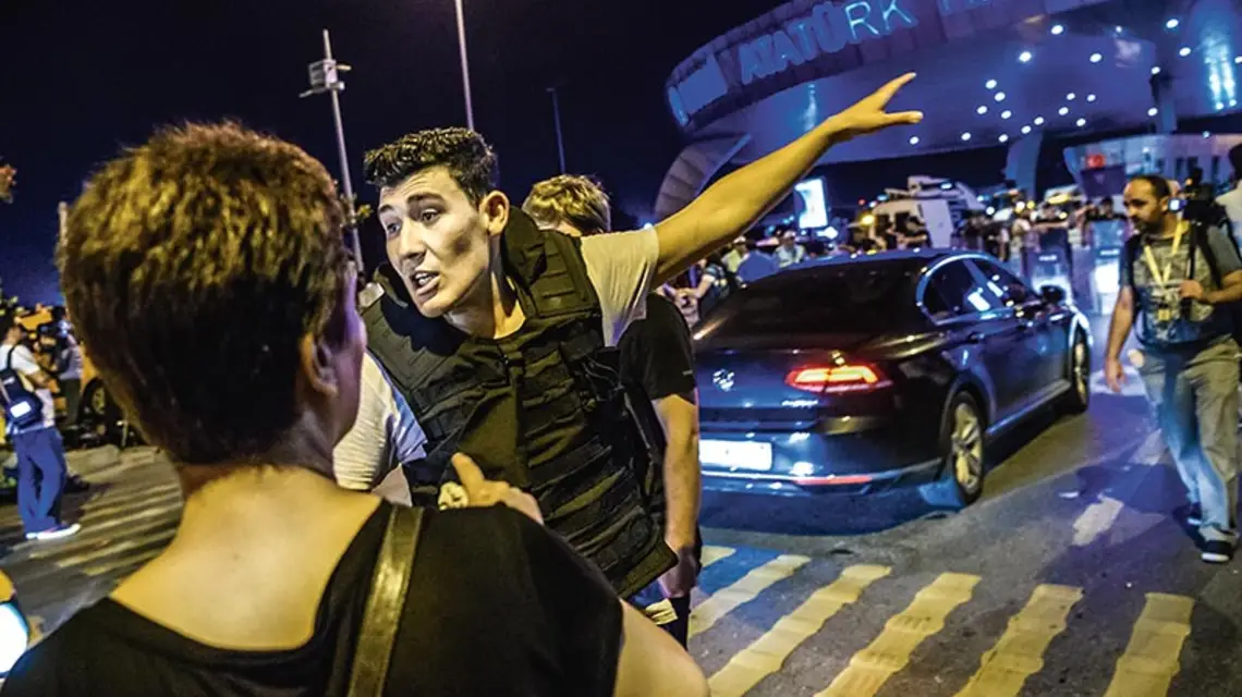 Na lotnisku im. Atatürka chwilę po zamachu bombowym. Stambuł, 28 czerwca 2016 r. / Fot. Ozan Kose / AFP / EAST NEWS