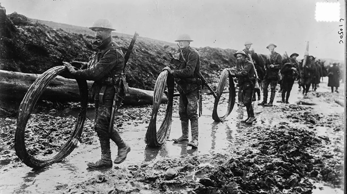 Brytyjscy żołnierze budują zasieki. Walki nad Sommą, wrzesień 1916 r. / Fot. Library of Congress