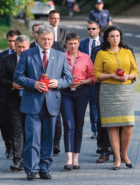 Prezydent Ukrainy Petro Poroszenko z lotniczką i deputowaną Nadią Sawczenko oraz z wicepremier Iwanną Kłympusz-Cyncadze przed Pomnikiem Rzezi Wołyńskiej, Warszawa, 8 lipca 2016 r. / Fot. Marcin Obara / PAP