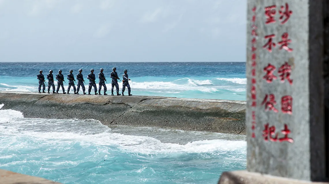 Chińskic patrol na jednej z wysp archipelagu Spratly, luty 2016 r. Napis głosi: „To nasza ziemia, święta i nienaruszalna” / Fot. CHINA STRINGER NETWORK