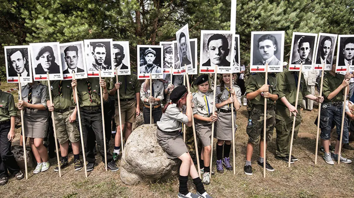 Obchody 70. rocznicy obławy augustowskiej przy krzyżu we wsi Giby koło Sejn, symbolicznym grobie ofiar. 19 lipca 2015 r. / Fot. Michał Kość / AGENCJA WSCHÓD / REPORTER