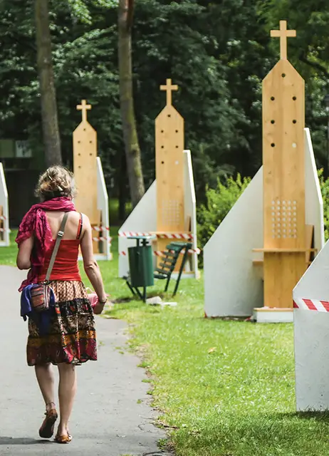 W położonym przy krakowskich Błoniach parku Jordana stanęło już 50 drewnianych konfesjonałów – część tzw. Strefy Pojednania, 13 lipca 2016 r. / Fot. Beata Zawrzel / REPORTER