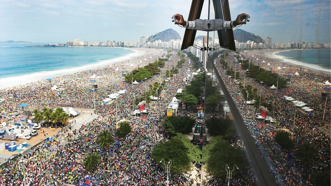  Im wyżej, tym więcej widać. Setki tysięcy młodych katolików na plaży Copacabana podczas Światowych Dni Młodzieży, Rio de Janeiro, 28 lipca 2013 r. / MARIO TAMA / GETTY IMAGES 