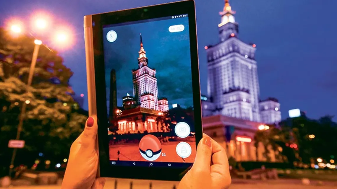 Gra „Pokemon Go” na ekranie tabletu, Warszawa, 14 lipca 2016 r. / Fot. Paweł Supernak / PAP