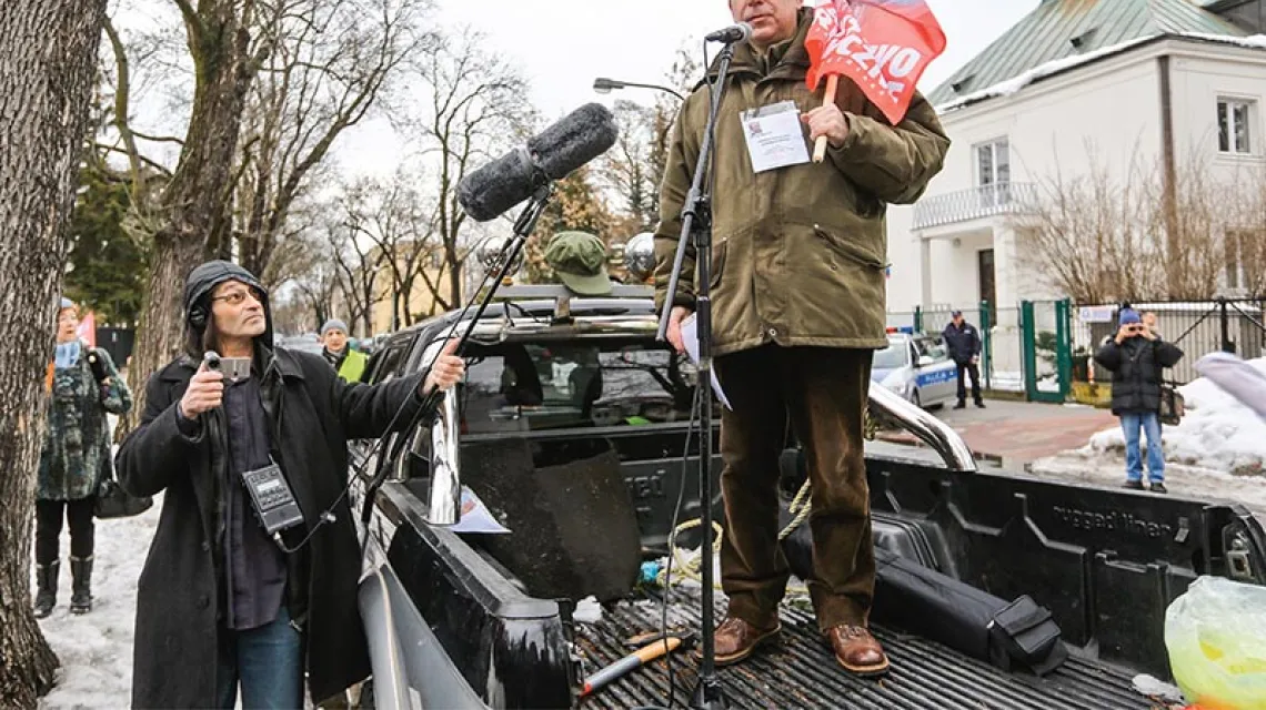 Maciej Świrski protestuje przed biurem niemieckiej telewizji ZDF przeciwko emisji serialu „Nasze matki, nasi ojcowie” zorganizowała Reduta Dobrego Imienia, która domagała się przeprosin na ręce Światowego Związku Żołnierzy AK; Warszawa, kwiecień 2013 r. / Fot. Rafał Guz / PAP