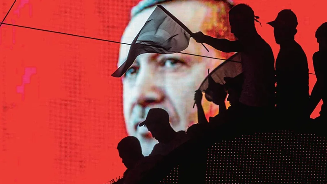 Po załamaniu puczu wojskowego. W tle tablica elektroniczna z prezydentem Erdoğanem. Ankara, 17 lipca 2016 r. / Fot. Chris McGrath / GETTY IMAGES