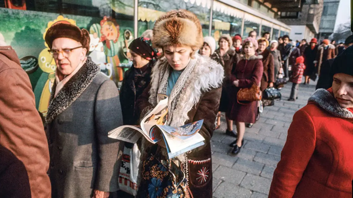 Kolejka przed Domem Towarowym Sezam, Warszawa, marzec 1977 r. / Fot. Jerzy Michalski / FORUM