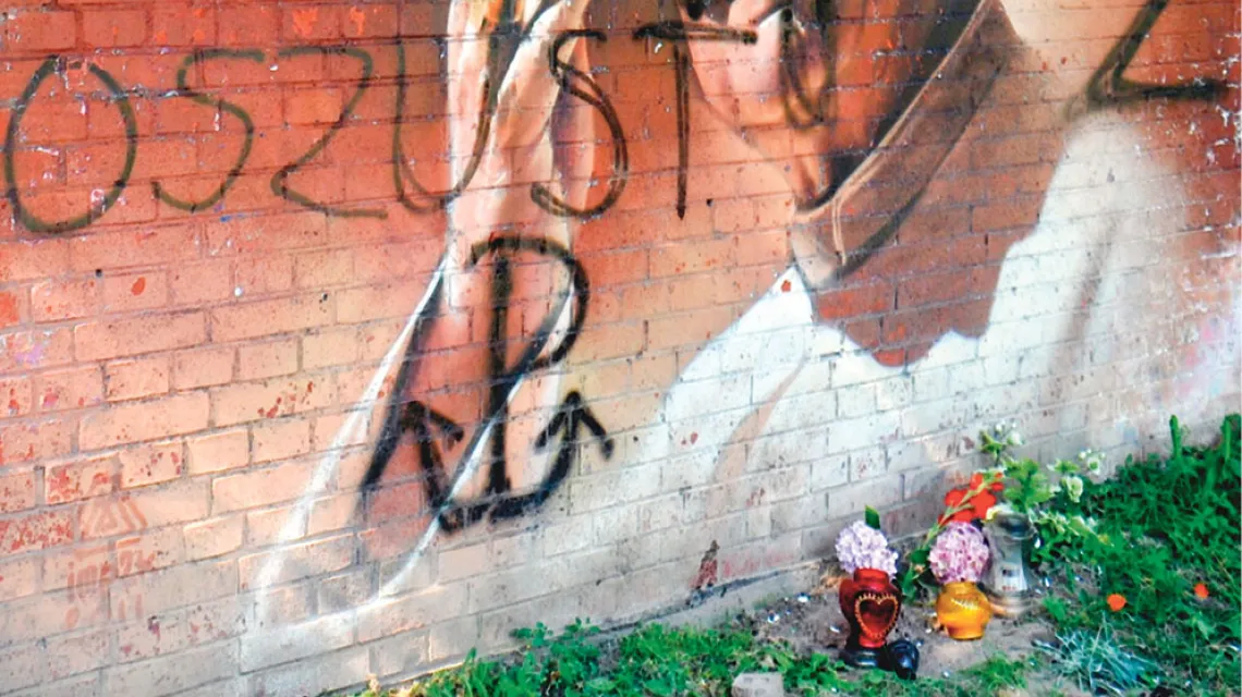 Mural z wizerunkiem Jana Pawła II, zamalowany symbolami Polski Walczącej i Gwiazdy Dawida. Kraków, 2 sierpnia 2013 r. / Fot. M. Lasyk / REPORTER