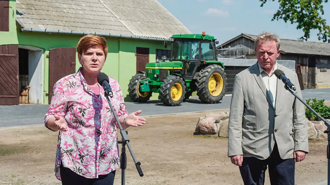 Beata Szydło oraz europoseł Janusz Wojciechowski podczas kampanii wyborczej do Sejmu. Złaków Kościelny (woj. łódzkie), sierpień 2015 r. / Fot. Radek Pietruszka / PAP