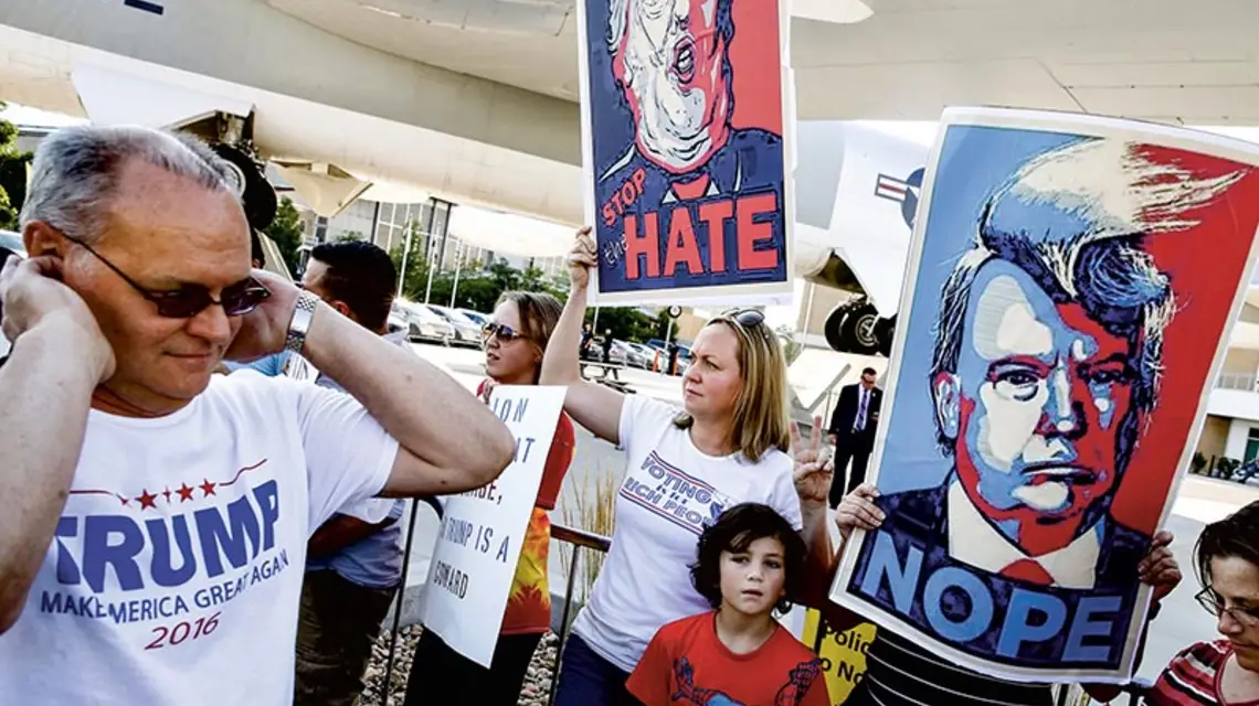 Zwolennik i przeciwnicy Donalda Trumpa, Denver, 29 lipca 2016 r. / Fot. Brennan Linsley / AP / EAST NEWS