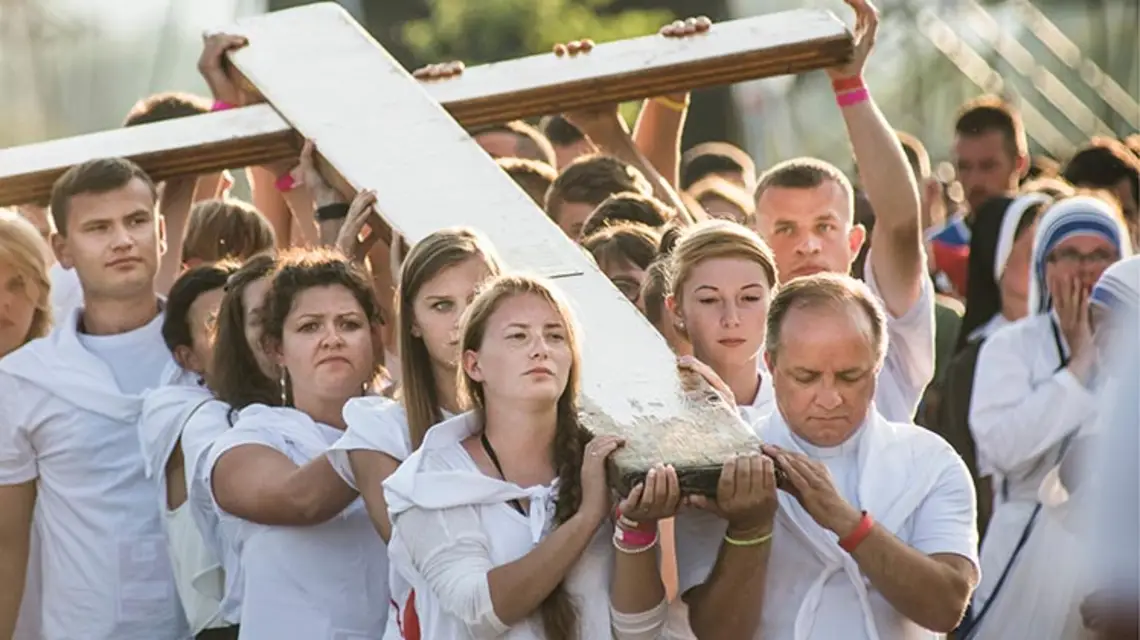 Członkowie Wspólnoty Chleb Życia podczas Drogi Krzyżowej. Błonia, 29 lipca 2016 r. / Fot. Jacek Taran dla „TP”