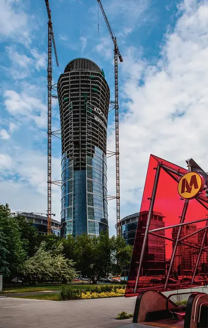 Budowa wieżowca Warsaw Spire przy rondzie Daszyńskiego, 2015 r. / Fot. Adam Burakowski / REPORTER / EAST NEWS