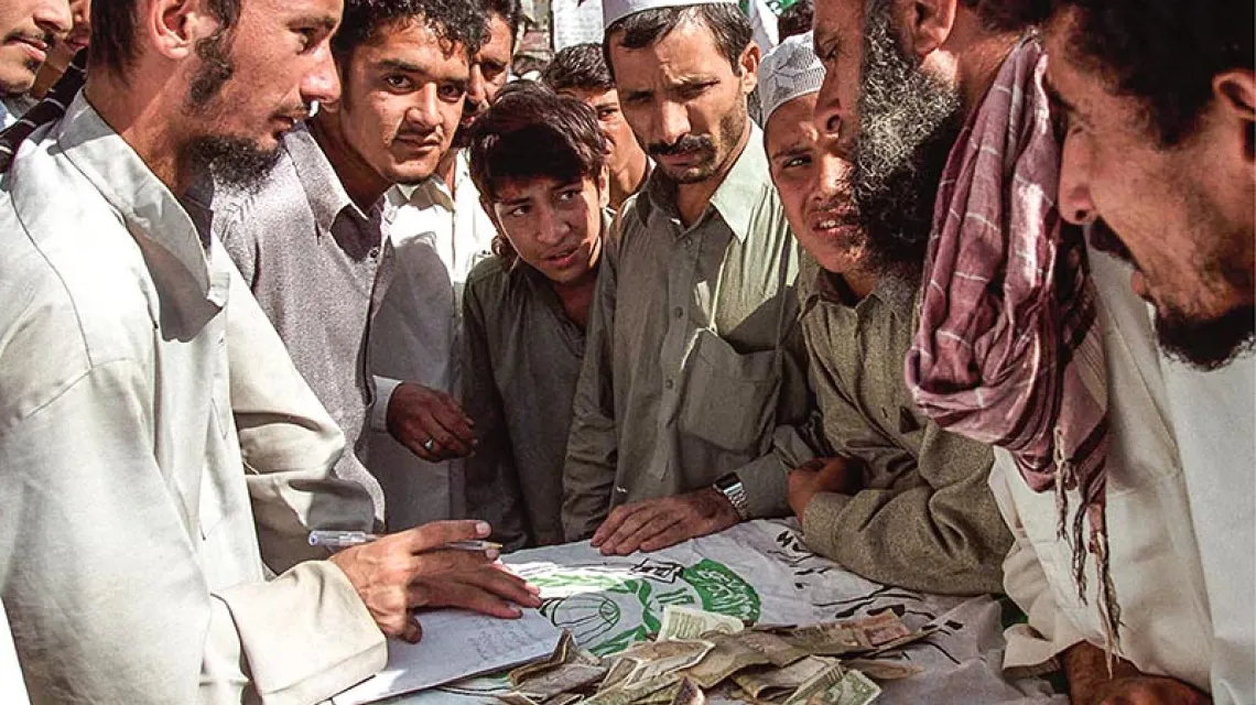 Przedstawiciel jednej z organizacji dżihadystycznych zbiera pieniądze na szkolenia bojowników w Afganistanie. Peszawar (Pakistan), październik 2001 r. / Fot. Robert Nickelsberg / GETTY IMAGES