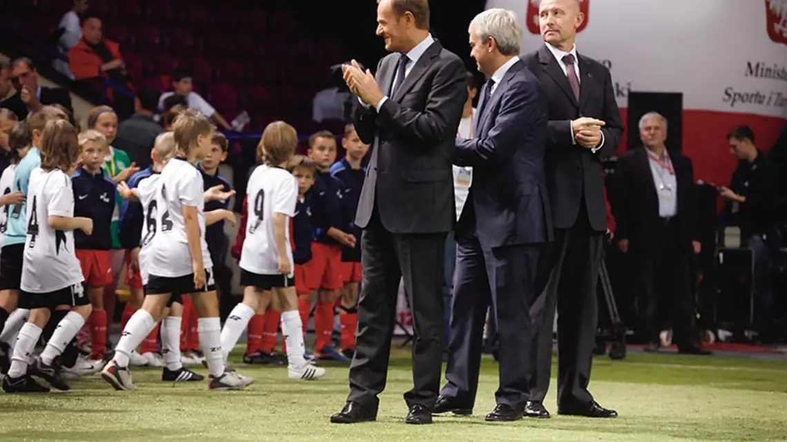 Premier Donald Tusk z ówczesnymi prezesami PZU i Orlenu podczas juniorskiego Turnieju Orlika, Warszawa, październik 2011 r. / Fot. Robert Gardziński / FORUM