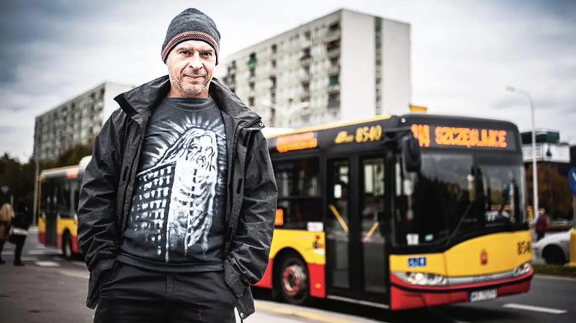 Paweł Althamer w koszulce z wizualizacją swojego projektu umieszczenia głowy Jezusa na bloku na warszawskim Bródnie, marzec 2013 r. / Fot. Adam Tuchliński / NEWSWEEK / FORUM