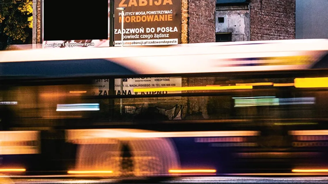 Zdjęcie zmasakrowanego płodu na billboardzie zostało zasłonięte przez redakcję „TP”. Kraków, okolice ronda Grunwaldzkiego, sierpień 2016 r. /  / Fot. Grażyna Makara