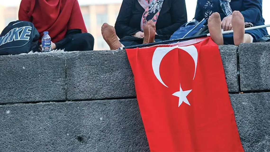 Uczestniczki manifestacji przeciwko próbie zamachu stanu w Turcji, Ankara, 25 lipca 2016 r. / Fot. Adem Altan / AFP / EAST NEWS