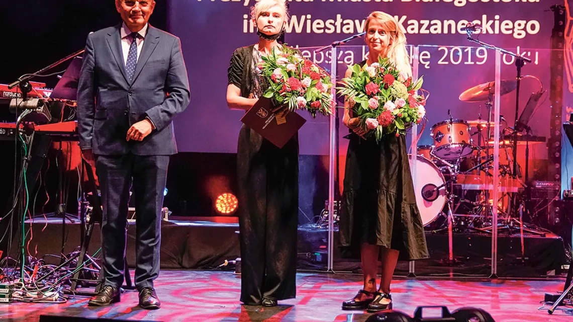 Od lewej: Prezydent Miasta Białegostoku Tadeusz Truskolaski oraz laureatki Nagrody, Nina Manel i Agnieszka Pajączkowska / DAWID GROMADZKI / URZAD MIASTA BIAŁYSTOK