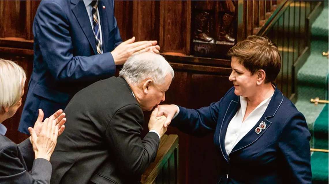 Sejm przyjął ustawę o obniżeniu wieku emerytalnego. Premier Beata Szydło z Jarosławem Kaczyńskim, 16 listopada 2016 r. /  / Fot. KRYSTIAN MAJ 