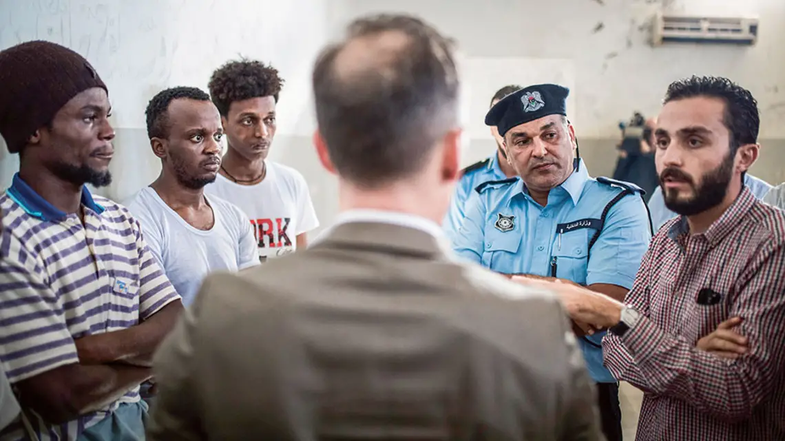 Minister spraw zagranicznych Niemiec Heiko Maas (tyłem) w ośrodku dla uchodźców w Zuwarze (Libia), 27 października 2019 r. / FLORIAN GAERTNER / GETTY IMAGES