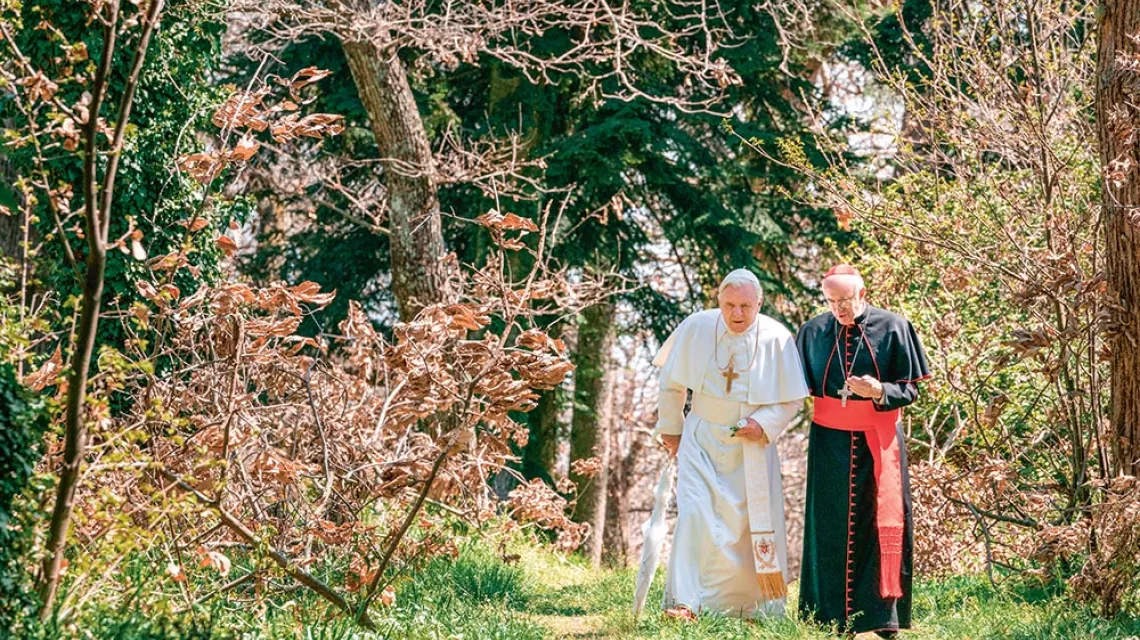 Anthony Hopkins jako Benedykt XVI i Jonathan Pryce jako kardynał Bergoglio w filmie „Dwóch papieży” / PETER MOUNTAIN / NETFLIX