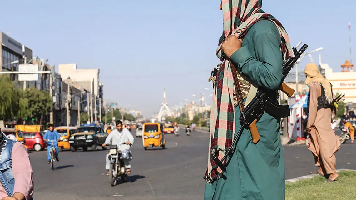 Do Omara, mieszkańca Heratu – głównego miasta na zachodzie kraju – docierają plotki, że talibowie chodzą po domach w poszukiwaniu broni i młodych niezamężnych kobiet. Na zdjęciu: talibowie na ulicy Heratu, 22 sierpnia 2021 r. / MIR AHMAD FIROOZ MASHOOF / AFP / EAST NEWS