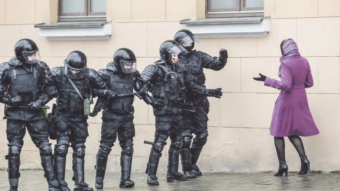 Policja blokuje ulicę podczas protestu w Mińsku, 25 marca 2017 r.  / Fot. SERGEI GRITS / AP / EAST NEWS  / 