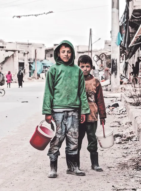 11-letni Chalid i jego 10-letni brat Abd al-Aziz. Aleppo, luty 2017 r. / Fot. Anna Wilczyńska