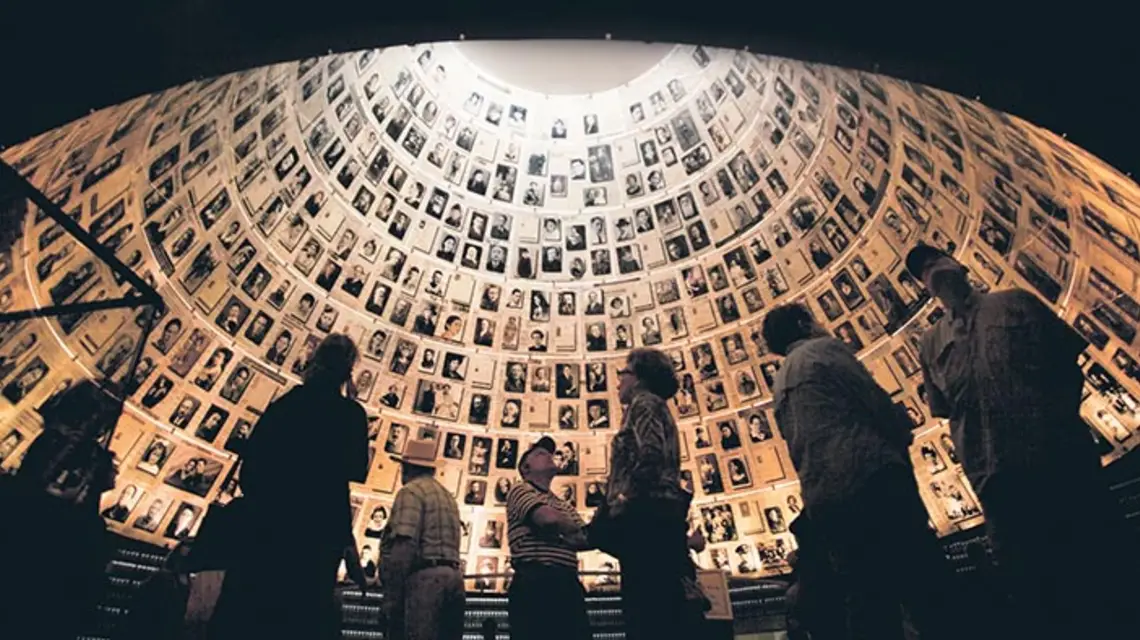 „Sala imion” ze zdjęciami zamordowanych Żydów. Miejsce Pamięci Yad Vashem, Jerozolima 2013 r. / Fot. Sebastian Scheiner / AP / EAST NEWS