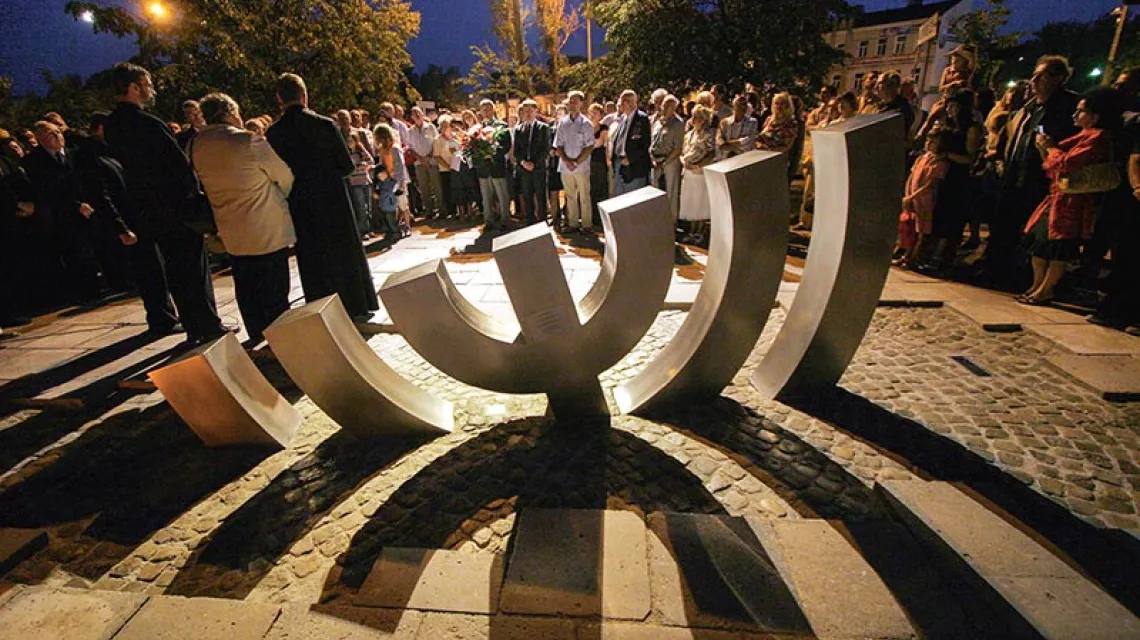 Uroczystość odsłonięcia pomnika „Menora” ku pamięci 20 tys. Żydów z kieleckiego getta, zamordowanych w 1942 r. przez Niemców. Kielce, 26 sierpnia 2007 r. / Fot. Piotr Polak / PAP