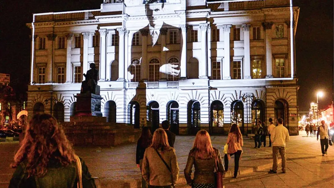 Pokaz wideo na fasadzie siedziby Polskiej Akademii Nauk w ramach obchodów 100-lecia urodzin Jana Karskiego, przygotowany przez Muzeum Historii Polski. Warszawa, 23 kwietnia 2014 r. / Fot. Włodzimierz Wasyluk / REPORTER