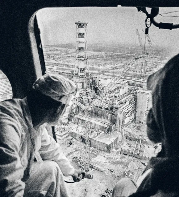 Nad elektrownią w Czarnobylu, 14 maja 1986 r. / Fot. Sputnik / AFP / EAST NEWS